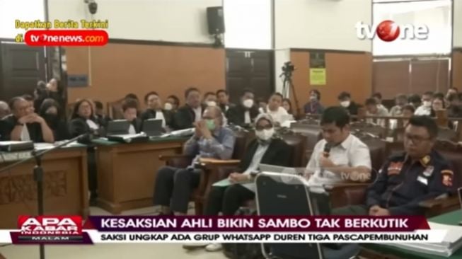 Ahli digital forensik Adi Setya menjadi saksi ahli di persidangan pembunuhan berencana Brigadir J alias Nofriansyah Yosua Hutabarat dan mengungkap ada grup WhatsApp 'Duren Tiga' yang dibuat 3 hari pasca penembakan. (YouTube/tvOneNews)