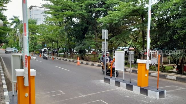 Palang parkir otomatis kantor Pemerintah Kota Bekasi, yang terletak di jalan Ir. H. Juanda Kota Bekasi (Suara.com/Danan Arya)