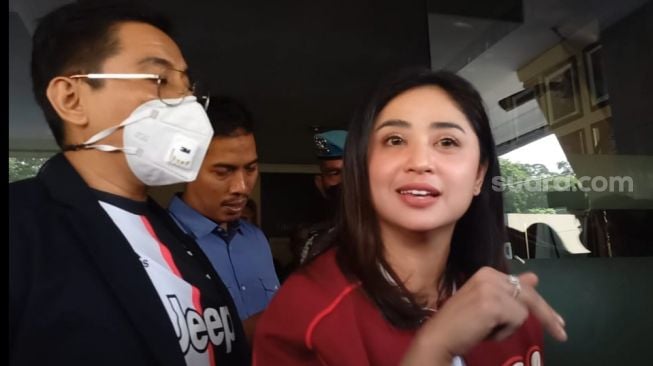 Dewi Perssik menemui MZ yang telah menghinanya di Polres Depok, Selasa (20/12/2022). Depe ingin MZ dipenjara. [Rena Pangesti/Suara.com]