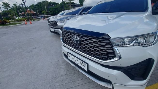 All-New Toyota Kijang Innova Zenix G dan V dilengkapi dua pilihan mesin yakni bensin dan hybrid, dan varian Q hanya dibuat dalam versi mesin hybrid [Suara.com/Manuel Jeghesta Nainggolan].