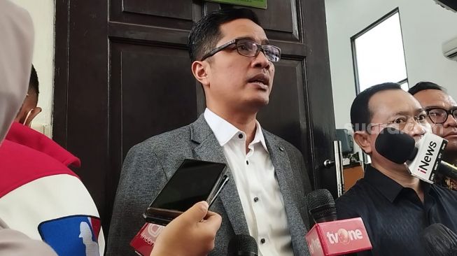 Febri Diansyah pengacara Ferdy Sambo saat ditemui di PN Jakarta Selatan. (Suara.com/Rakha)