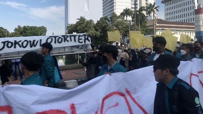 Bawa Keranda Mayat 'Jokowi Otoriter', BEM SI Suarakan Penolakan KUHP yang Baru