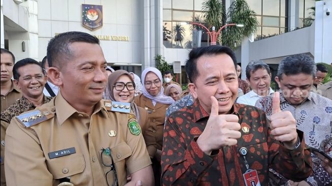 Bupati Kepulauan Meranti Muhammad Adil setelah dimediasi dengan Kemenkeu. (Suara.com/Novian)