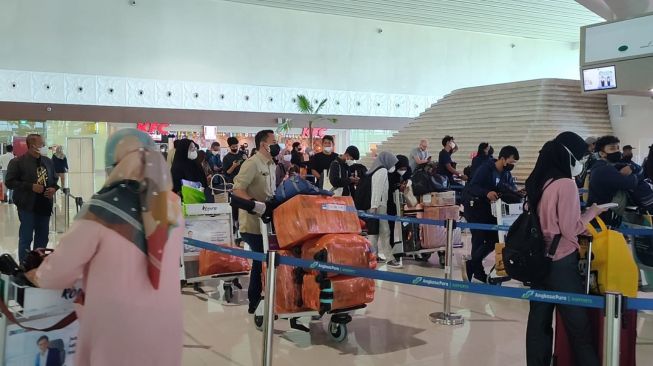 Penumpang mulai memadati Bandara Yogyakarta International Airport (YIA) jelang momen libur natal dan tahun baru (nataru), Senin (19/12/2022). [Suarajogja.id/Hiskia Andika Weadcaksana]