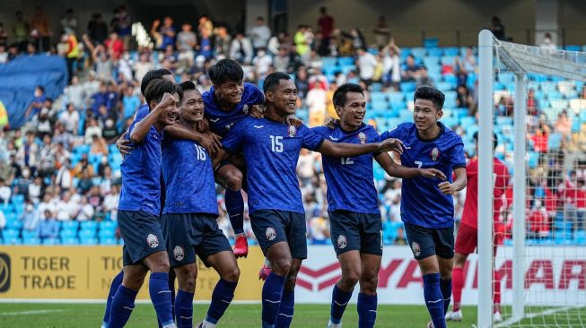 Pemain Timnas Kamboja, Reung Bunheing melakukan selebrasi dengan rekan-rekannya usai mencetak gol ke gawang Filipina dalam matchday pertama Grup A Piala AFF 2022, Selasa (20/12/2022). [Facebook: ]