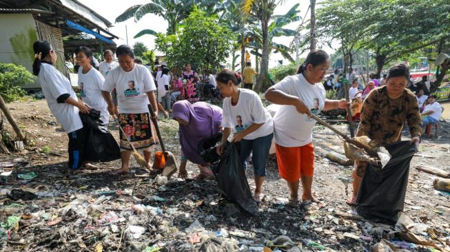 Jaga Lingkungan, Komunitas Nelayan Pendukung Ganjar Bersihkan Pesisir Sungai Bondet