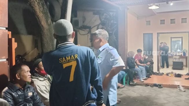 Suasana di rumah duka Aminah Cendrakasih di Pondok Aren, Tangerang Selatan pada Rabu (21/12/2022). [Rena Pangesti/Suara.com]