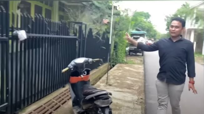 Ryan Dono perlihatkan rumah yang sertifikatnya diminta Yessy. (Dok. Youtube)