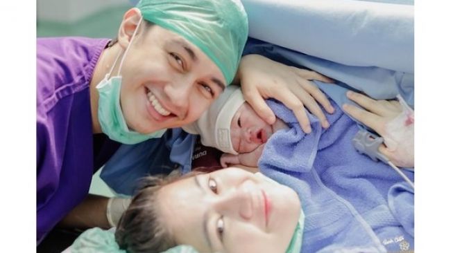 Felicya Angelista dan Caesar Hito bersama anak kedua mereka. [Instagram/@felicyangelista_]