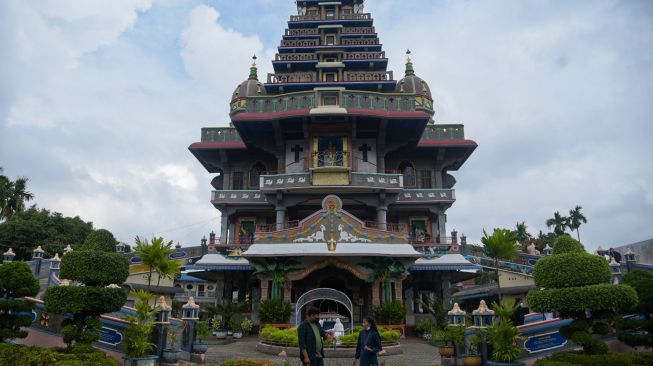 Warga mengunjungi Gereja Katolik Graha Maria Annai Velangkanni di Medan, Sumatera Utara, Rabu (21/12/2022). ANTARA FOTO/Fransisco Carolio