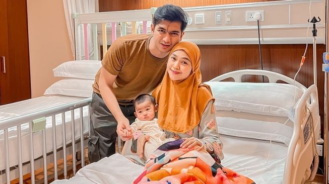 Ria Ricis tengah dirawat di rumah sakit dan ditemani Teuku Ryan bersama Baby Moana. [Instagram]