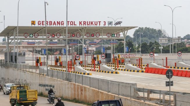 Sejumlah kendaraan melintas disamping Gerbang Tol Krukut 3, Krukut, Depok, Jawa Barat, Rabu (21/12/2022). Kementerian PUPR bakal uji coba ini. [ANTARA FOTO/Asprilla Dwi Adha/].