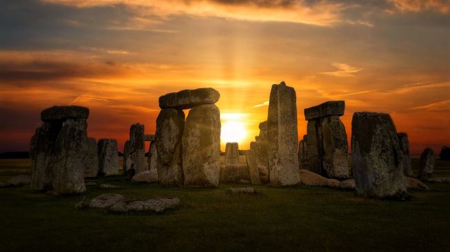 Ilustrasi Stonehenge saat solstis. (Howard Walsh/Pixabay)