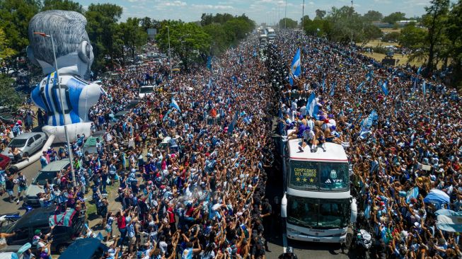 Messi dan Pemain Argentina Dievakuasi Helikopter Buntut Lautan Manusia di Buenos Aires