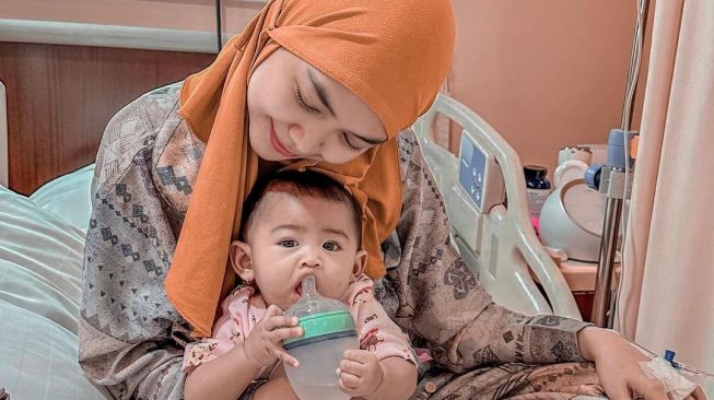 Ria Ricis Bingung Mau Beri Bubur MPASI Instan Untuk Baby Moana, Bagus Gak Sih Nutrisinya?