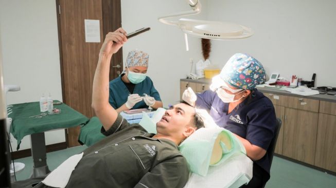 Shandy Sjariff atau Shandy Syarief melakukan perawatan rambut di Farmanina Aesthetic & Hari Clinic. [dokumentasi pribadi]