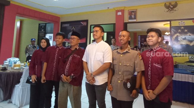 Putra bungsu Presiden Jokowi, Kaesang Pangarep menghadiri acara Pelantikan dan Pengambilan Sumpah Pendidikan Pembentukan Bintara Polri Gelombang III Tahun 2022 di Sekolah Pendidikan Polisi Negeri (SPN) Polda Metro Jaya, Lido, Bogor, Jawa Barat. Di sana ada mantan asistenya Brigadir Tama Abiza yang dilantik jadi polisi. (Suara.com/M. Yasir)