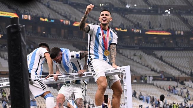 Pemain Argentina Leandro Paredes rayakan kemenangan Albiceleste di final Piala Dunia 2022 yang digelar di Lusail Stadium, Qatar, Minggu (18/12/2022). Argentina keluar sebagai juara dunia usai mengalahkan Prancis lewat drama adu penalti. [AFP]