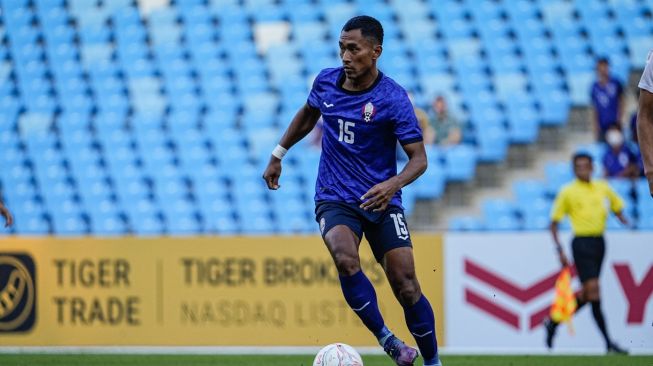 Pemain Timnas Kamboja, Reung Bunheing menggiring bola saat menghadapi Filipina dalam matchday pertama Grup A Piala AFF 2022, Selasa (20/12/2022). [Facebook: ]