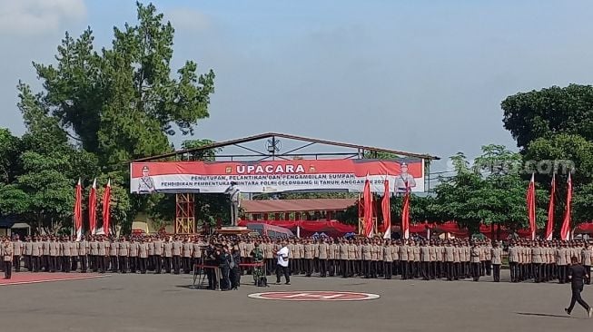 Pelantikan dan Pengambilan Sumpah Pendidikan Pembentukan Bintara Polri Gelombang III Tahun 2022 di Sekolah Pendidikan Polisi Negeri (SPN) Polda Metro Jaya, Lido, Bogor, Jawa Barat. (Suara.com/M. Yasir)