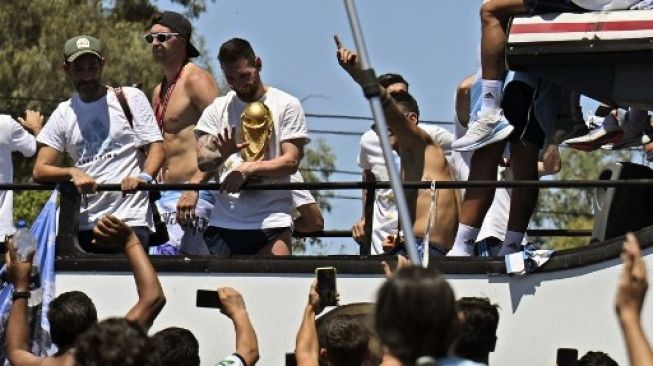Lionel Messi Dihujat Fans PSG karena Senyum Lihat Kiper Argentina Gendong 'Bayi Mbappe'