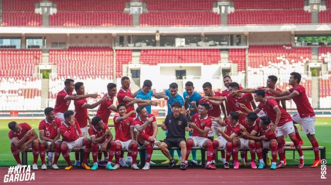 Pemain Timnas Indonesia bersama pelatih Shin Tae-yong berpose di Stadion Utama Gelora Bung Karno (SUGBK), Senayan, Jakarta, jelang Piala AFF 2022. [Twitter/@PSSI]