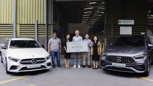 Penyerahan donasi Gempa Cianjur dari PT Mercedes-Benz Indonesia, dari kiri ke kanan: Kedar Diwan, Marisa Thara Wardhani, Patrick Schwind, Vikra Ijaz, dan Esther Tjiungwanara [PT Mercedes-Benz Indonesia].