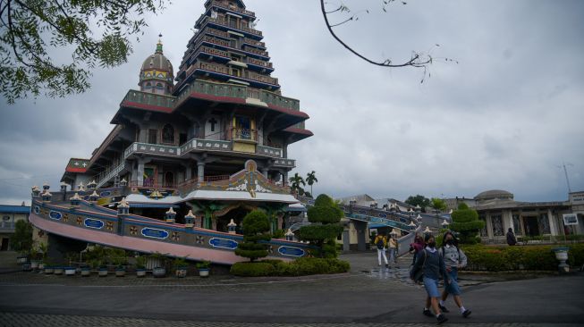 Warga mengunjungi Gereja Katolik Graha Maria Annai Velangkanni di Medan, Sumatera Utara, Rabu (21/12/2022). ANTARA FOTO/Fransisco Carolio