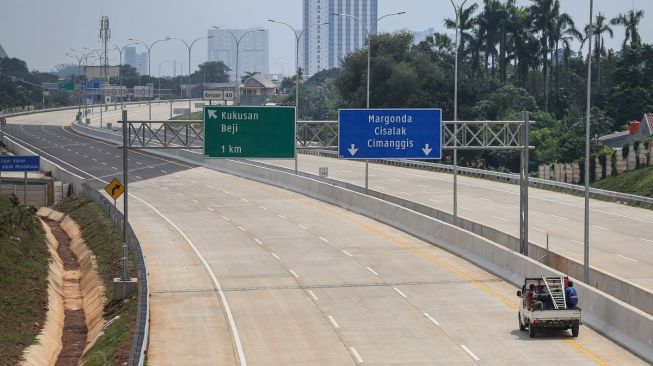 Kendaraan pekerja melintas di Jalan Tol Cijago seksi 3A, Krukut, Depok, Jawa Barat, Rabu (21/12/2022).  [ANTARA FOTO/Asprilla Dwi Adha].