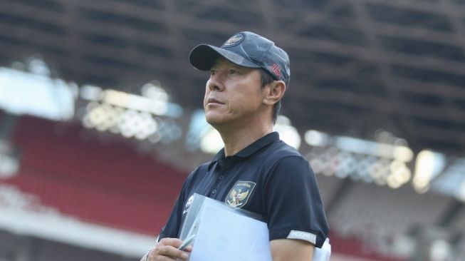 Pelatih Timnas Indonesia, Shin Tae-yong saat memimpin latihan timnya jelang menghadapi Kamboja dalam matchday pertama Grup A Piala AFF 2022. [Twitter/@PSSI]