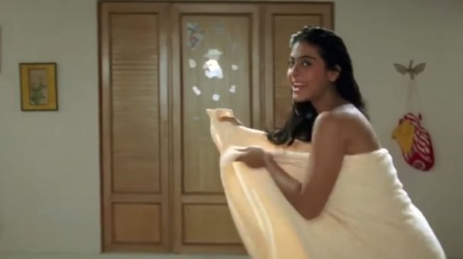 Salah satu adegan ikonik Kajol di film Dilwale Dulhania Lejayenge.