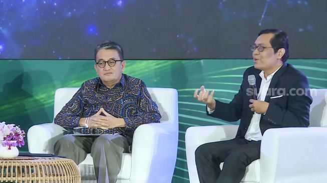 Direktur Tata Kelola Destinasi Indra Ni Tua (kiri) dan Inisiator Fitur Perencanaan Desa Hernindya Wisnuadji (kanan) memberikan paparan saat acara BRI Bincang Desa Brilian 2022 di Hotel Shangri-La, Jakarta Pusat, Kamis (22/12/2022). [Suara.com/Alfian Winanto]