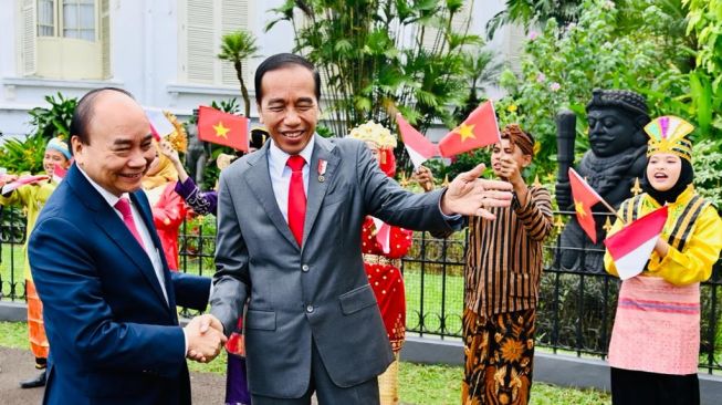 Presiden Joko Widodo atau Jokowi menerima kunjungan kenegaraan Presiden Republik Sosialis Vietnam Nguyen Xuan Phuc di Istana Kepresidenan Bogor, Kamis (22/12/2022). [Foto: Laily Rachev - Biro Pers Sekretariat Presiden]