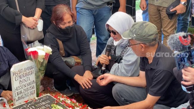 Suasana pemakaman Aminah Cendrakasih atau Mak Nyak di TPU Karet Bivak, Jakarta (22/12/2022) [Suara.com/Adiyoga Priyambodo]