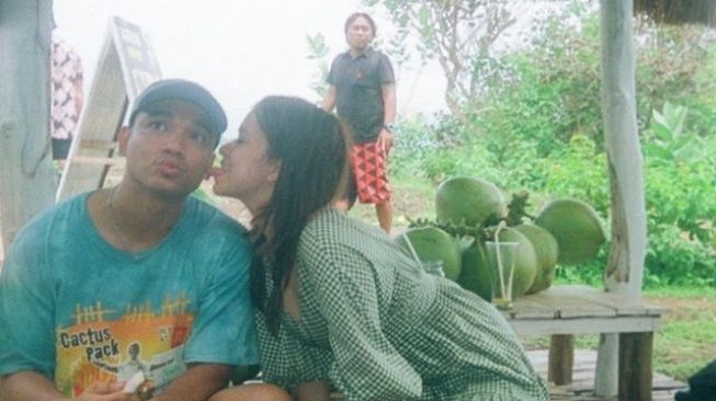 Gaya Pacaran Fadly Faisal dan Rebecca Klopper (Instagram/@rklopperr)