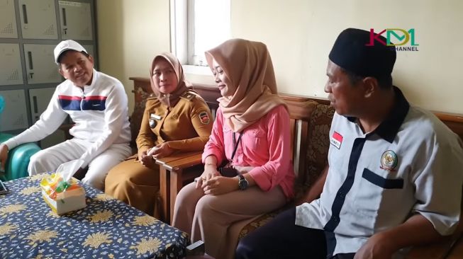 Yessy Duta Sertifikat Rumah Didampingi Dedi Mulyadi Masuk Kerja Kembali (YouTube/Dedi Mulyadi)