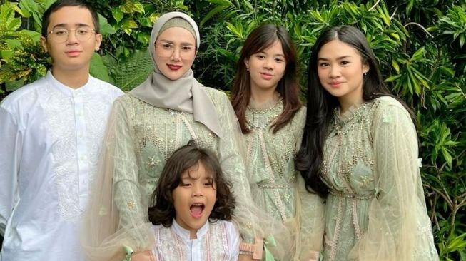 Potret kedekatan Shafeea Ahmad dan Tiara (Instagram/@mulanjameela1)