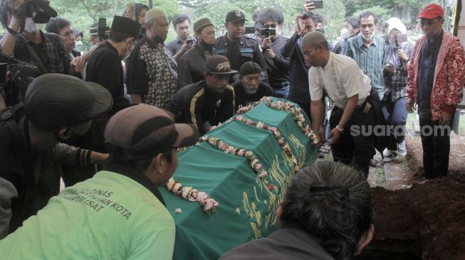 Suasana pemakaman Aminah Cendrakasih atau Mak Nyak di TPU Karet Bivak, Jakarta, Kamis (22/12).  [Suara.com/Oke Atmaja]