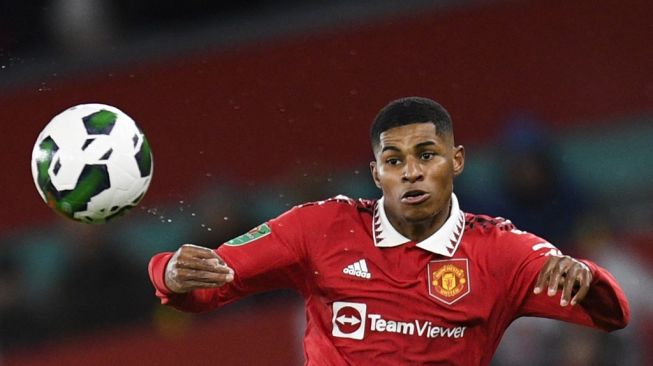 Penyerang Manchester United, Marcus Rashford tampil pada laga Piala Liga Inggris kontra Burnley di Old Trafford, Manchester, Kamis (22/12/2022) dini hari WIB. [OLI SCARFF / AFP]