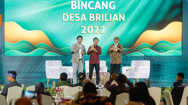 Pemimpin Redaksi Suara.com, Suwarjono selaku moderator foto bersama para perserta yang diberikan cinderamata saat acara BRI Bincang Desa Brilian 2022 di Hotel Shangri-La, Jakarta Pusat, Kamis (22/12/2022). [Suara.com/Alfian Winanto]