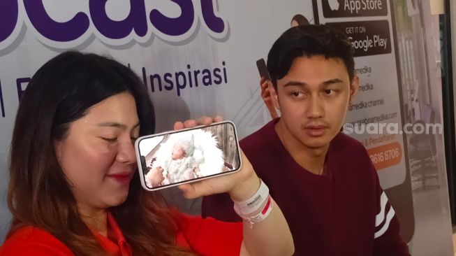 Felicya Angelista dan Caesar Hito di RSIA Bina Medika, Bintaro, Tangerang Selatan pada Kamis (22/12/2022) [Suara.com/Rena Pangesti]