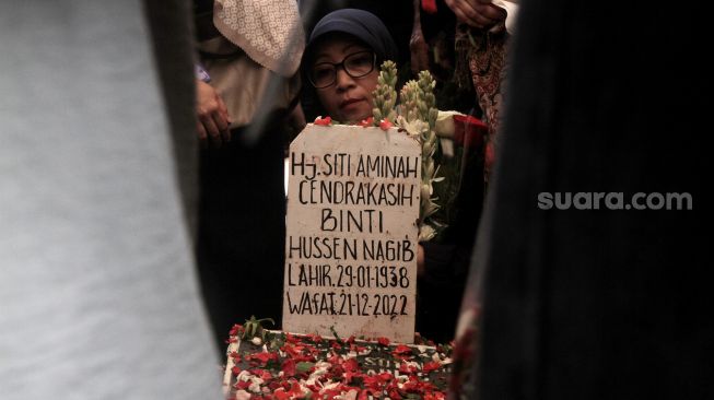 Suasana pemakaman Aminah Cendrakasih atau Mak Nyak di TPU Karet Bivak, Jakarta, Kamis (22/12).  [Suara.com/Oke Atmaja]