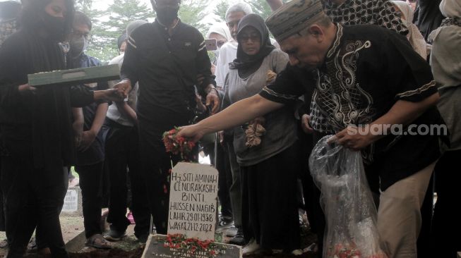 Suasana pemakaman Aminah Cendrakasih atau Mak Nyak di TPU Karet Bivak, Jakarta, Kamis (22/12).  [Suara.com/Oke Atmaja]