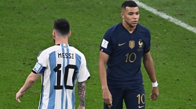 Dua pemain PSG; penyerang Timnas Argentina, Lionel Messi (kiri) dan penyerang Timnas Prancis, Kylian Mbappe tampil di final Piala Dunia 2022. [Jewel SAMAD / AFP]