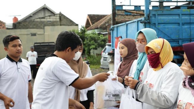 Jelang Nataru, Komunitas Supir Truk Jatim Pendukung Ganjar Salurkan Bantuan Sembako