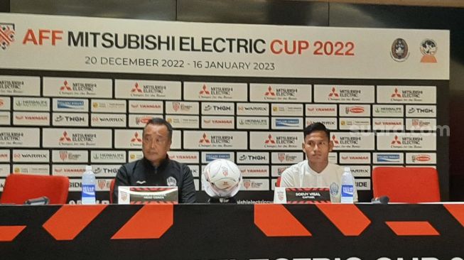 Pelatih Kamboja Ryu Hirose saat konferensi pers sehari jelang melawan Timnas Indonesia (Suara.com/Adie Prasetyo Nugraha).