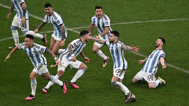 Reaksi pemain Argentina usai Gonzalo Montiel menjebol gawang Prancis dalam adu penalti di partai final Piala Dunia 2022 yang digelar di Lusail Stadium, Minggu (18/12/2022). [AFP]