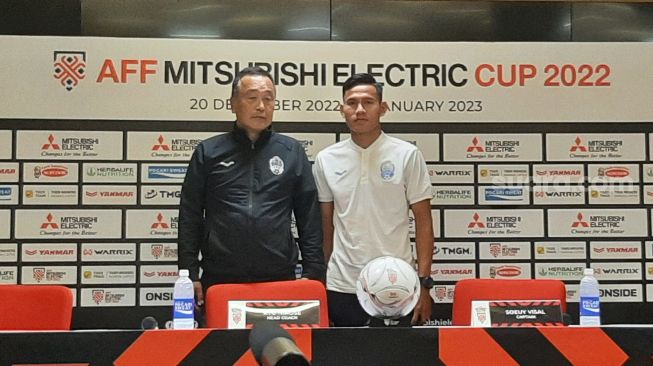 Pelatih Kamboja Ryu Hirose (kiri) saat konferensi pers sehari menjelang menghadapi Timnas Indonesia di Piala AFF 2022 (Suara.com/Adie Prasetyo Nugraha)