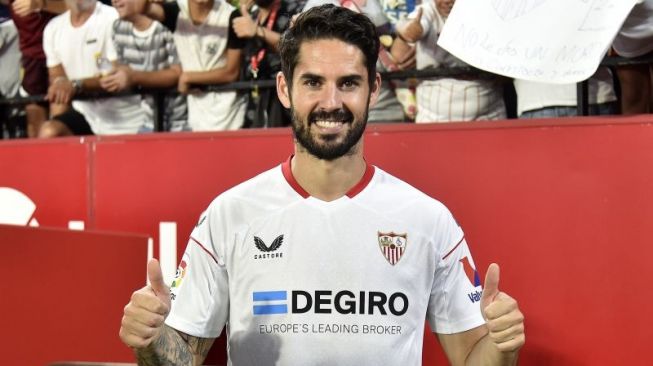 Gelandang asal Spanyol Isco saat diperkenalkan secara resmi sebagai pemain baru Sevilla di Ramon Sanchez-Pizjuan Stadium pada 10 Agustus 2022. ANTARA/AFP/CRISTINA QUICLER