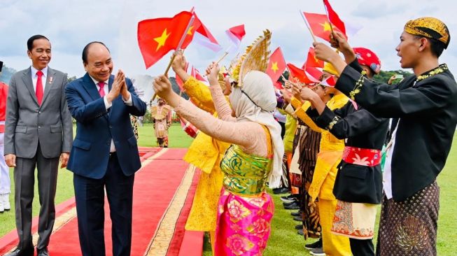 Presiden Joko Widodo atau Jokowi menerima kunjungan kenegaraan Presiden Republik Sosialis Vietnam Nguyen Xuan Phuc di Istana Kepresidenan Bogor, Kamis (22/12/2022). [Foto: Laily Rachev - Biro Pers Sekretariat Presiden]